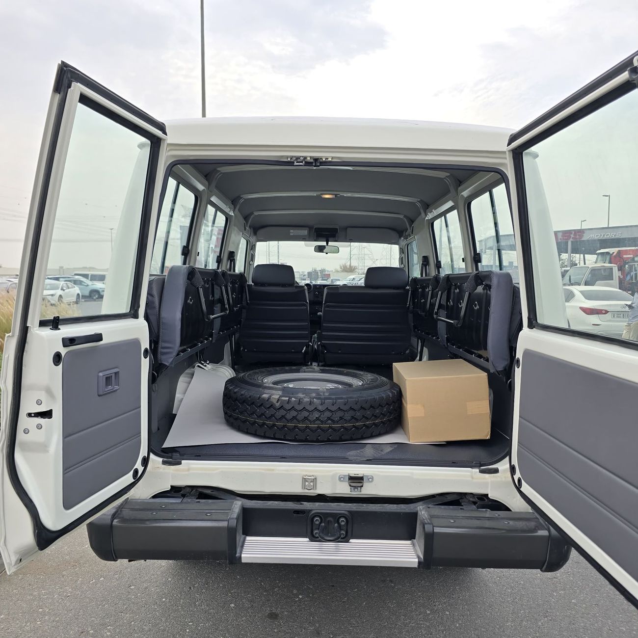 Toyota Land Cruiser 2025 Toyota Land Cruiser LC78 4.2L V6 Diesel MT 13 Seater