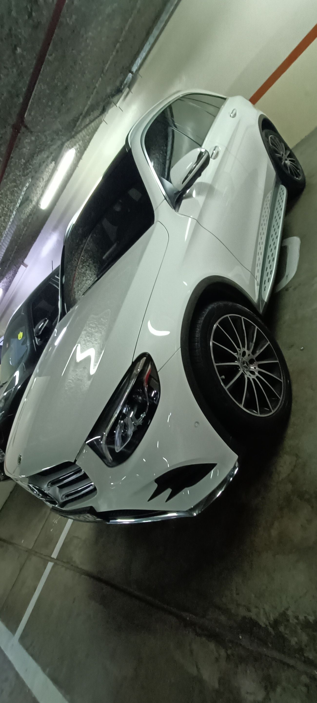 مرسيدس بنز GLC 250 4MATIC 2.0L