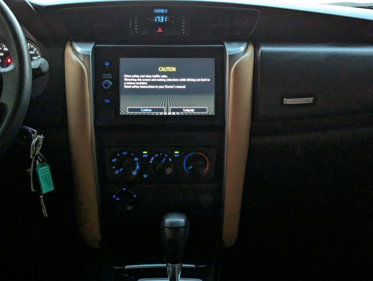 تويوتا فورتونر Toyota Fortuner 2021 white colour LHD Gcc specs 4x4 Petro engine