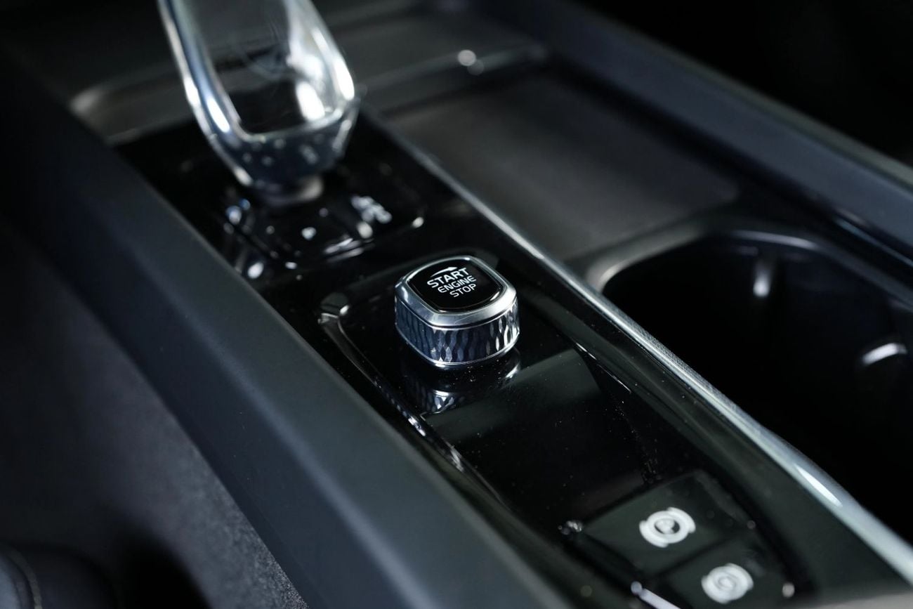 فولفو XC 60 ULTIMATE DARK عقد ضمان وخدمة من شركة الفطيم في دول مجلس التعاون الخليجي - بحالة ممتازة