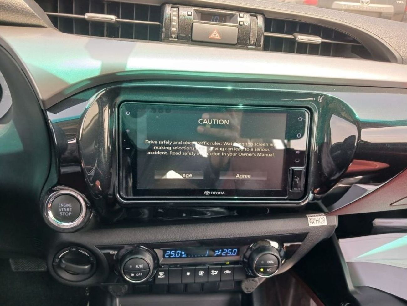 تويوتا هيلوكس TOYOTA HILUX 2.7 PETROL GCC WITH PUSH START AUTOMATIC MODEL 2024 FULL OPTION