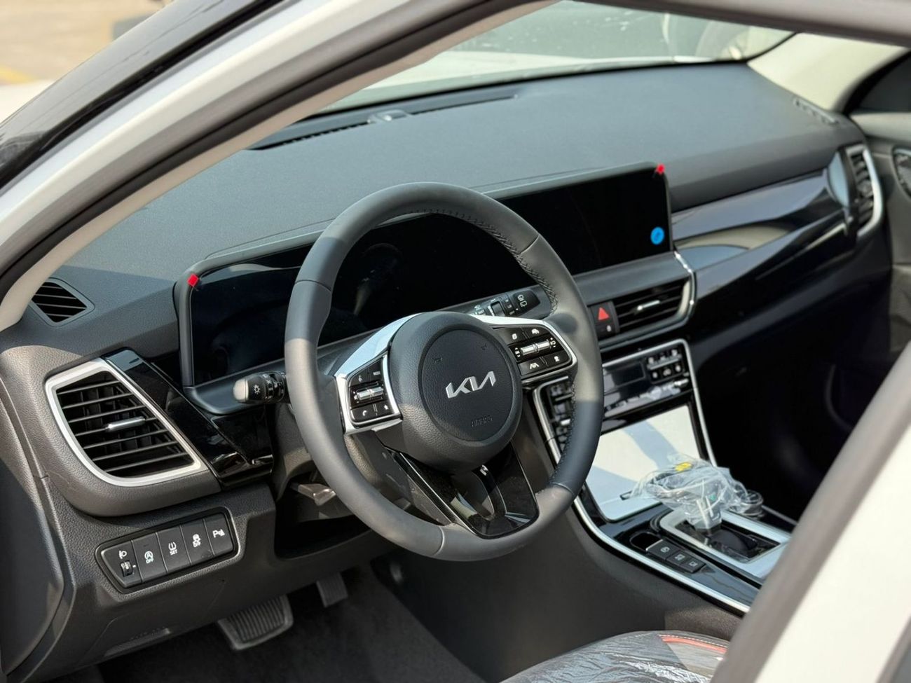 Kia Seltos KIA SELTOS 1.5L CHINESE SPECS FULL OPTION WITH BLACK ROOF