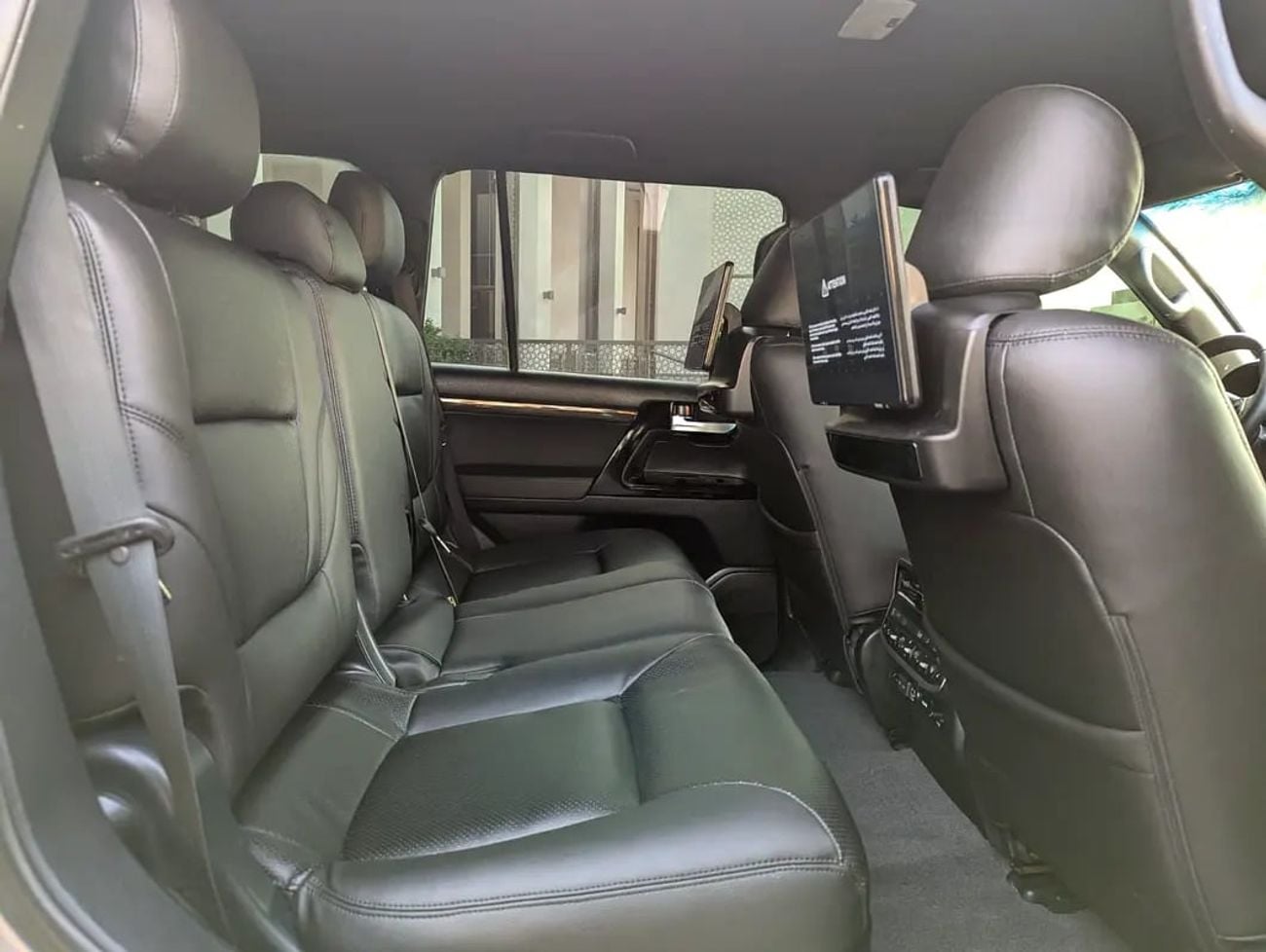 Toyota Land Cruiser GXR FACELIFTED WITH INTERIOR AND EXTERIOR GCC V6 4.0L