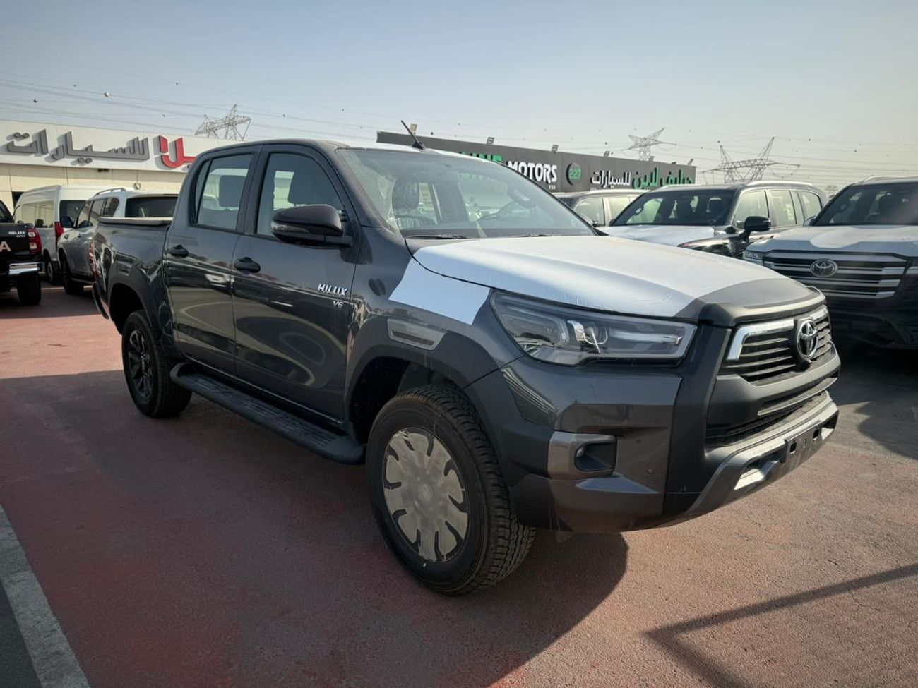 تويوتا هيلوكس with compressor, wireless charger, trunk shutter