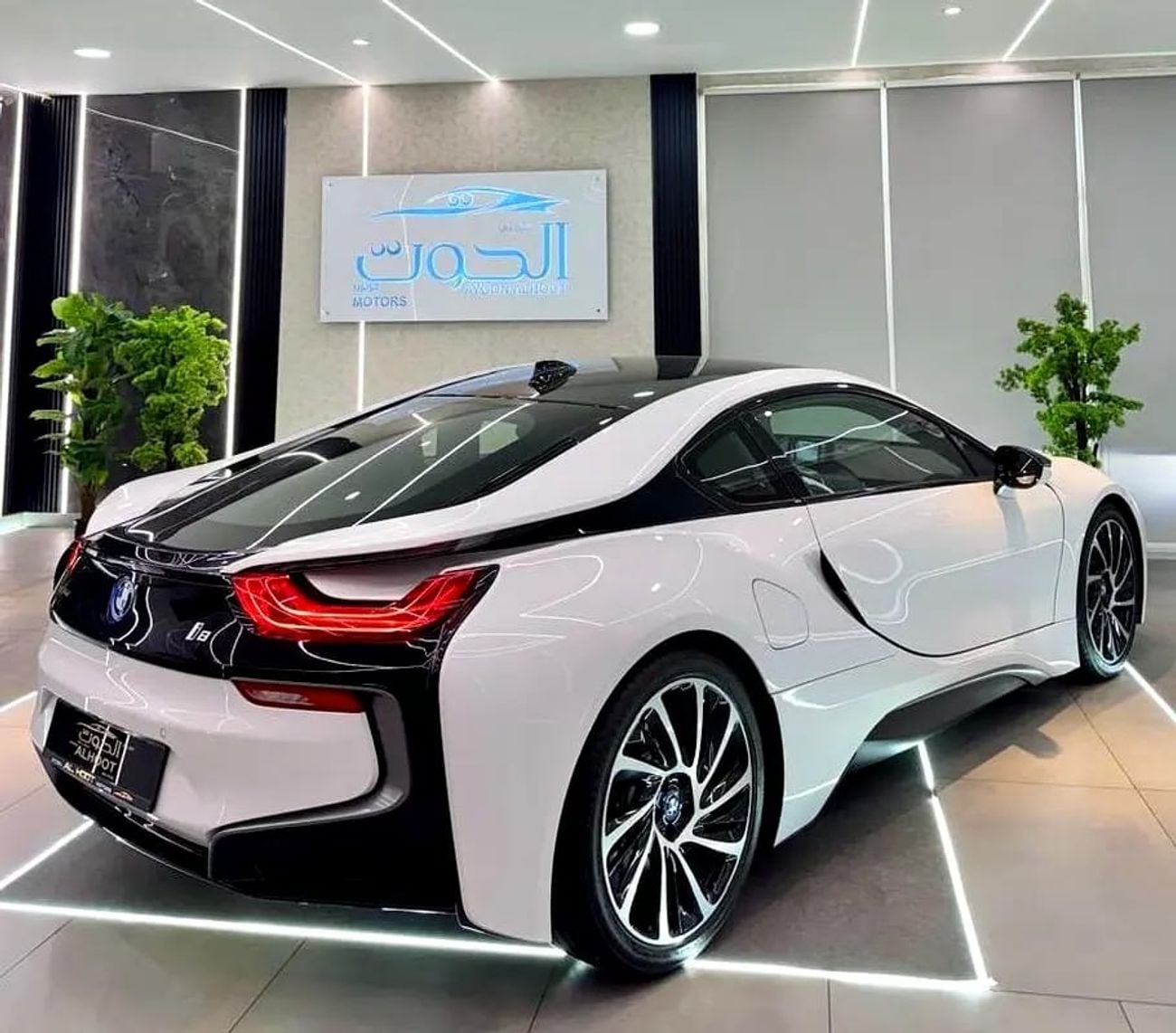 بي أم دبليو i8 STD LUXURY || GCC I| TOP RANGE I| FUTURISTIC DESIGN || CONDITION || LOW MILEAGE