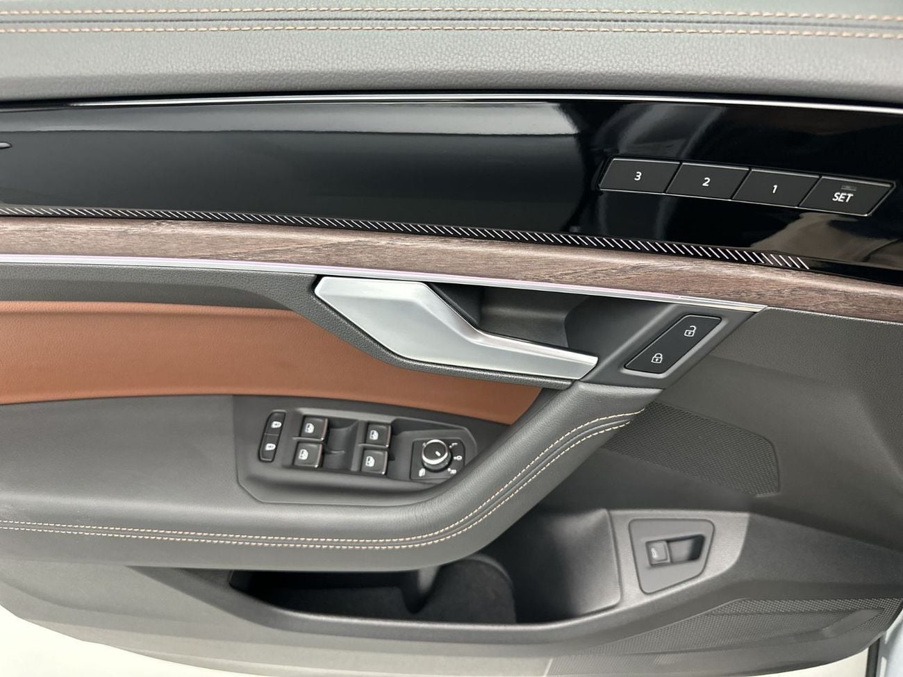فولكس واجن طوارق ELEGANCE with Sunroof - Leather Seats 3L | 42,100 AED SAVINGS from New Car