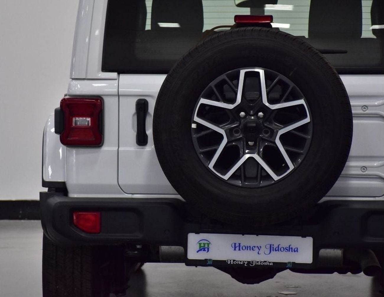 جيب رانجلر EXCELLENT DEAL for our Jeep Wrangler Unlimited SAHARA 2.0L ( 2024 Model ) in White Color GCC Specs