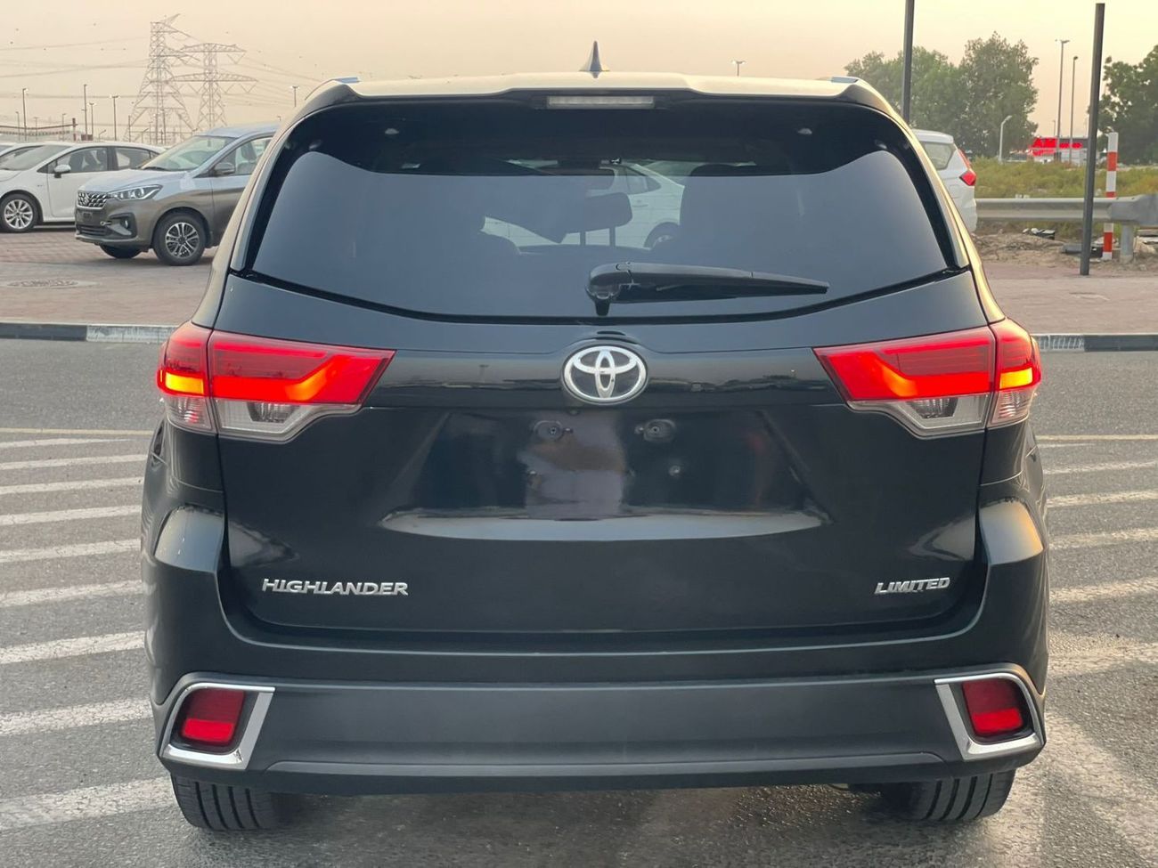 تويوتا هايلاندر 2017 Toyota Highlander Limited Edition Full Option 3.5L V6 - Full 8 Seater With Auto Truck and Radar