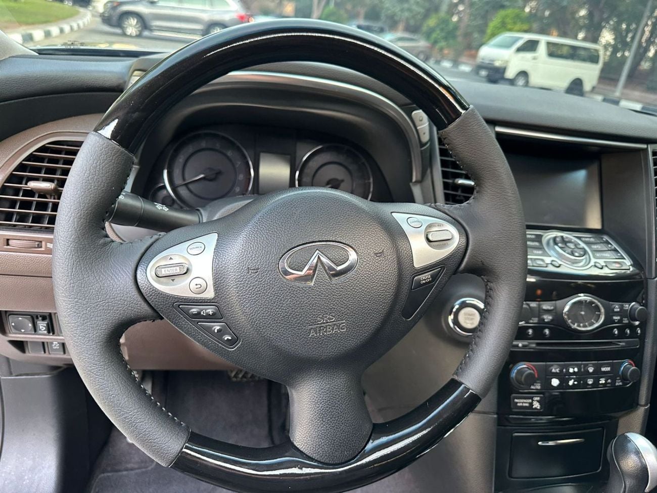 Infiniti QX70