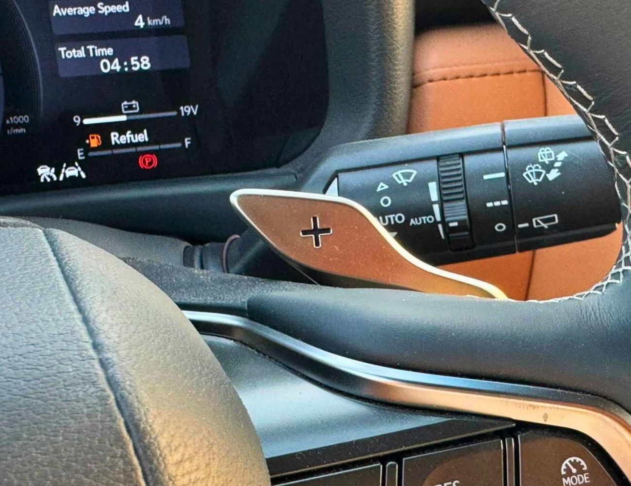 Lexus LX600 SIGNATURE || 3.5L V6 PETROL / RADAR / REAR ENTERTAINMENT SCREEN / HEADS UP DISPALY / COOL BOX (CODE