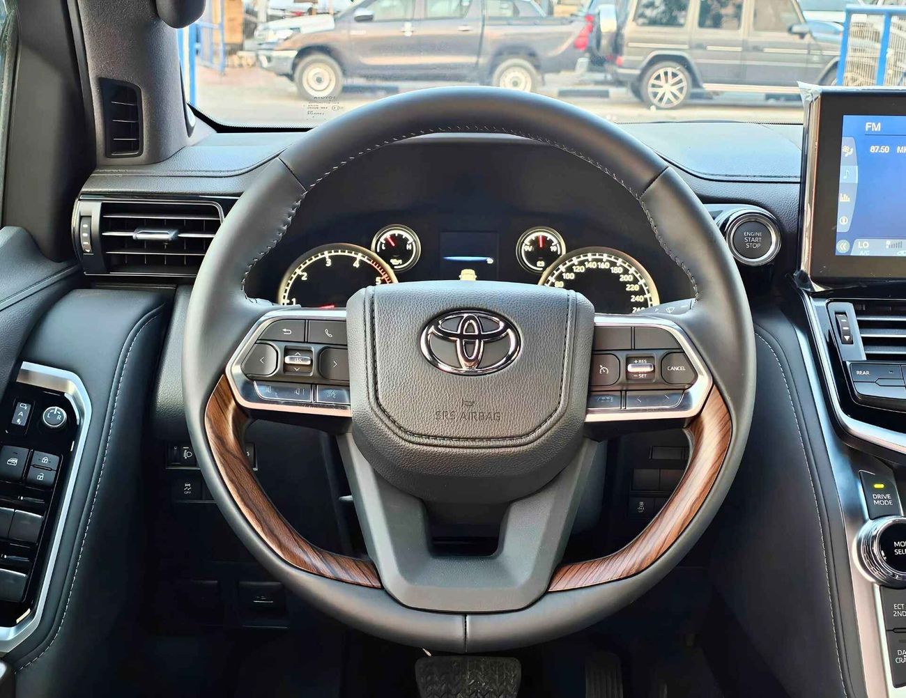 تويوتا لاند كروزر GXR TWIN TURBO / 3.3L V6 DIESEL / PWR SEATS / JBL SPKRS / FULL OPTION (CODE # GXR)