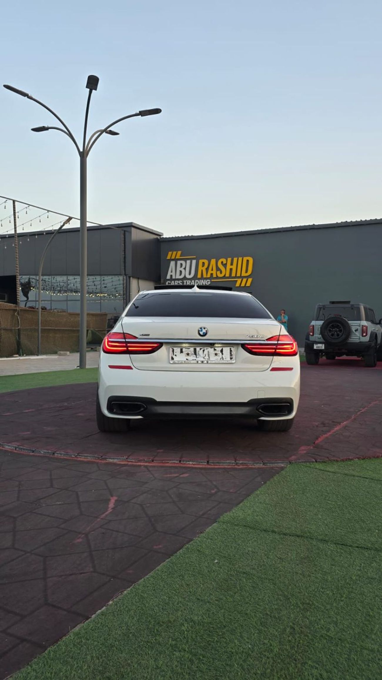 BMW 750Li Luxury 4.4L (443 HP)