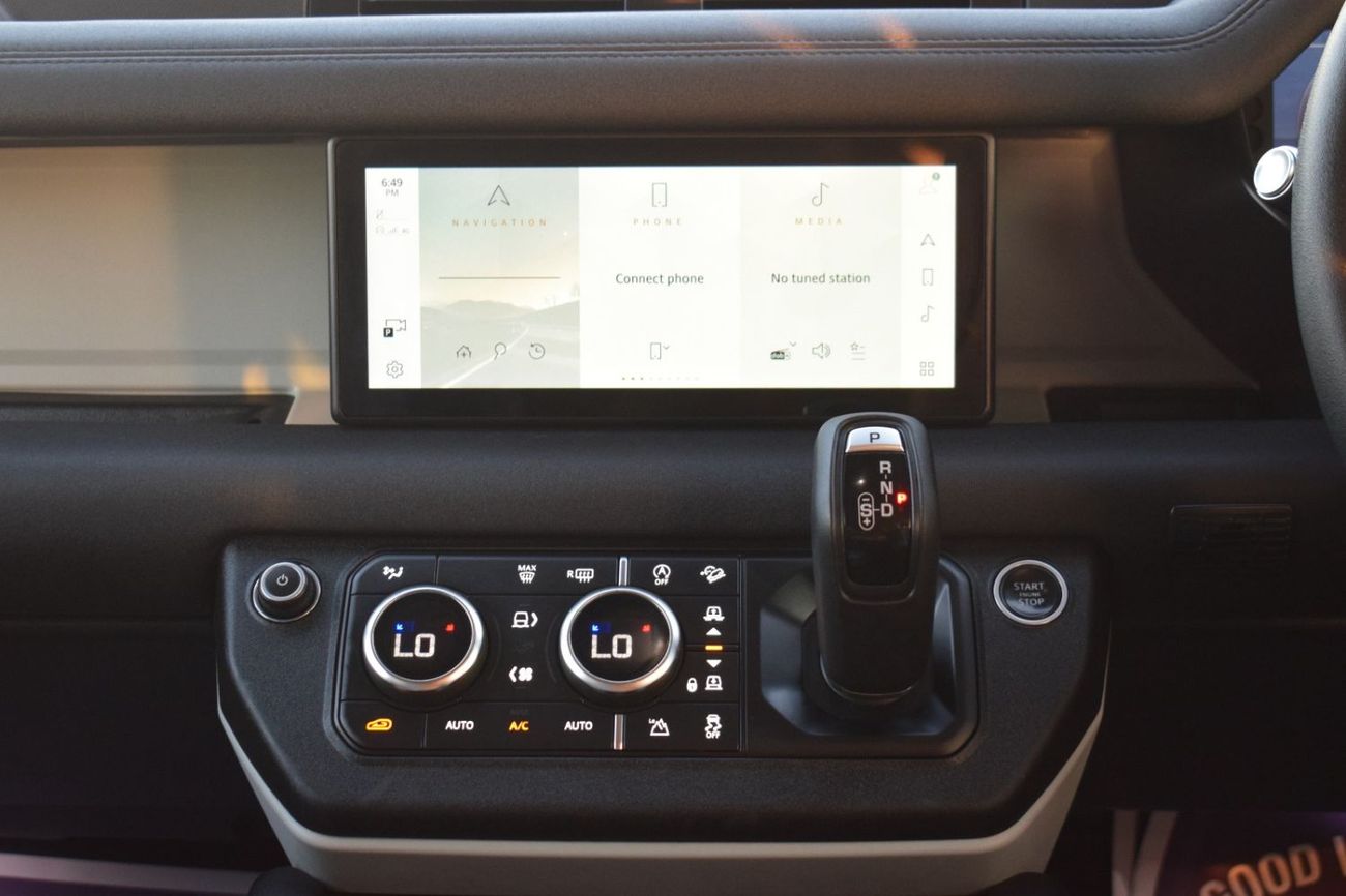 لاند روفر ديفندر 2021Model 2.0 petrol Engine full option tap of the range colour white Transmission Automatic Interio