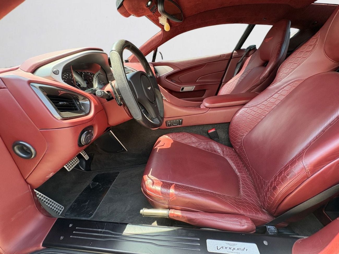 أستون مارتن فانكويش STD ASTON MARTIN VANQUISH | V12 | 2014 | GCC SPECS