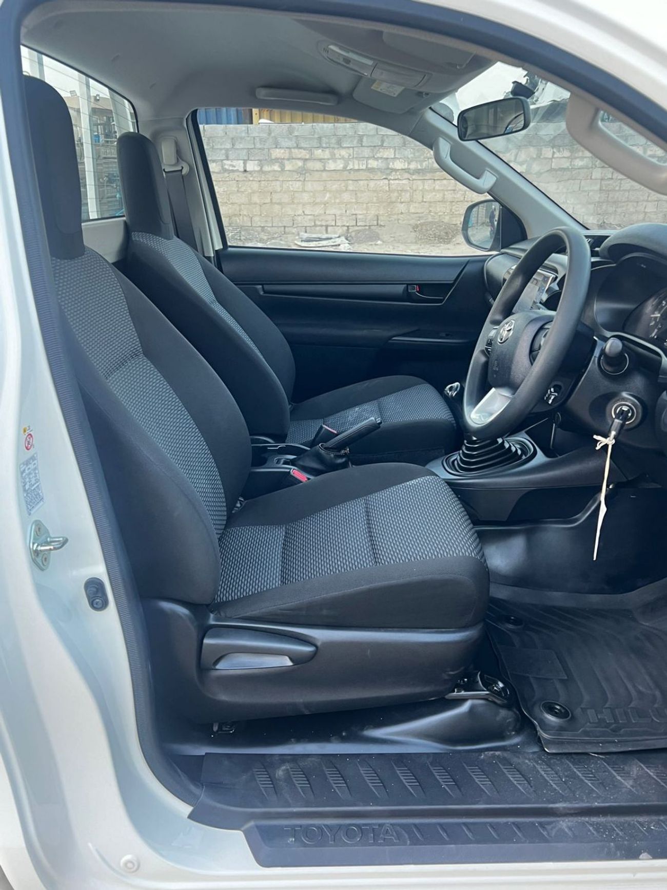 Toyota Hilux PETROL 2.7 LITER SINGLE CAB RIGHT HAND DRIVE AMNUAL TRANSMISSION