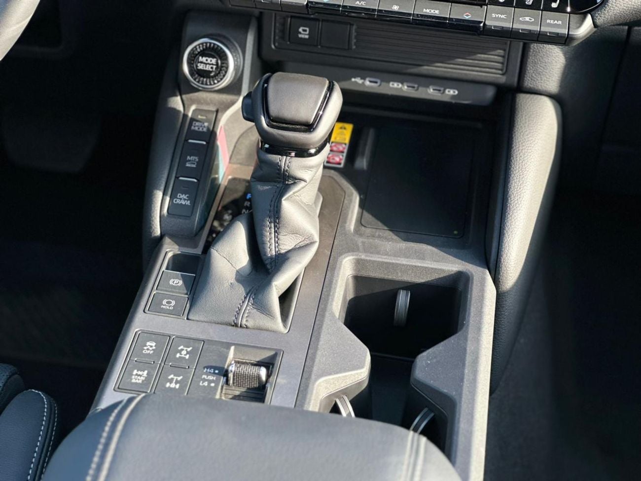 تويوتا برادو VXR Adventure Dual Tone 2.4T