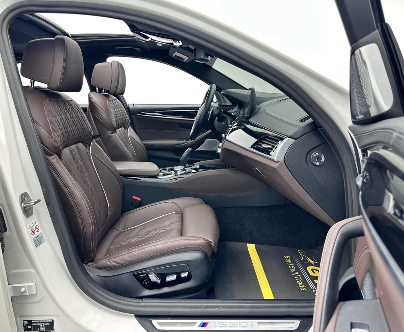 بي أم دبليو M550i 2023 BMW 550i xDrive, 4.4L Bi-Turbo V8 AWD, 530bhp 750Nm Torque, 8-Speed Auto-Gearbox.