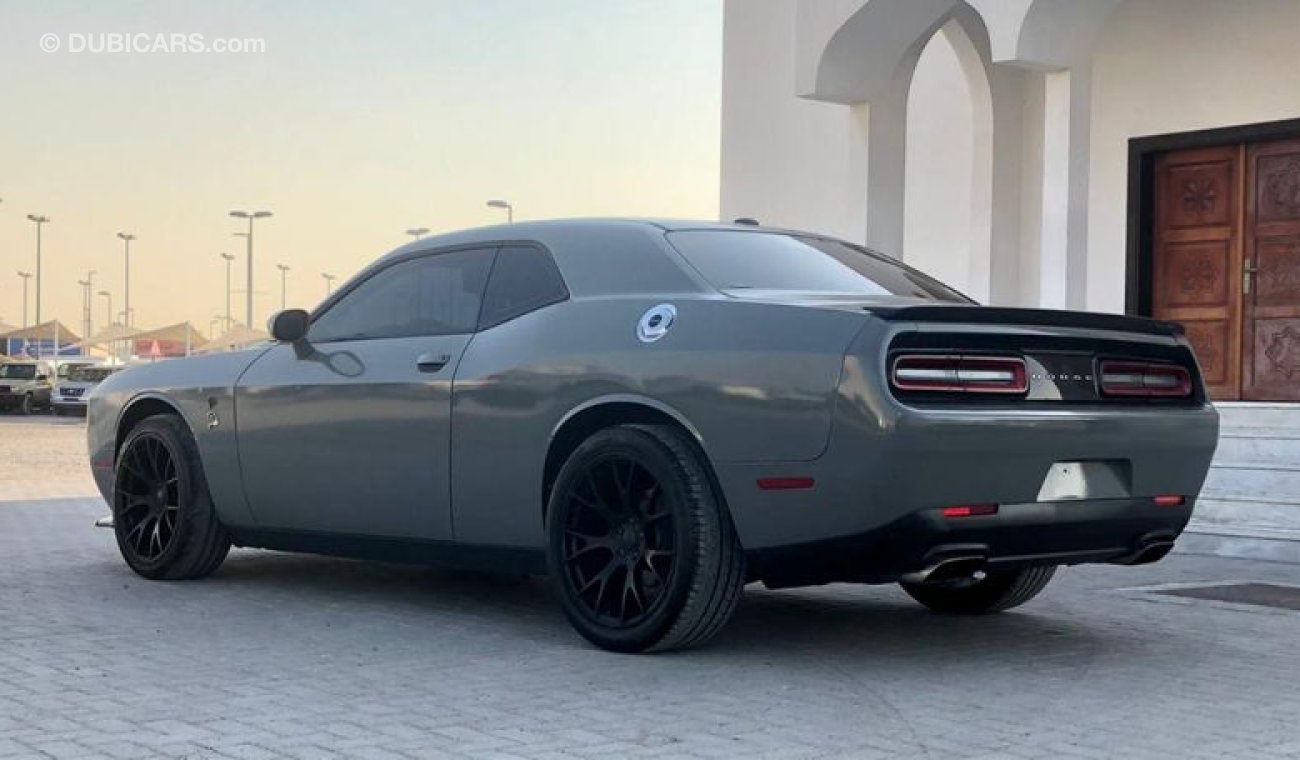 دودج تشالينجر Dodge Challenger RT with a hemi machine, a complete service on it, a cement color top clean, ready f