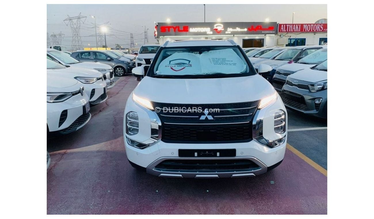 Mitsubishi Outlander BRAND NEW MITSUBISHI OUTLANDER GCC SPEC 2.5L SUV 4WD 7 SEATER 5 DOOR DUAL A/C PANORAMIC SUNROOF AVIL