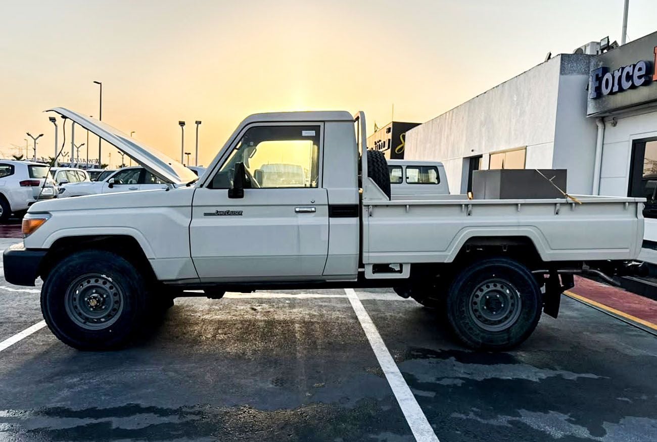 تويوتا لاند كروزر 70 LC79 STD - Manual . Diesel . Pick Up Truck . All Wheel Drive . 3 Seats . 2 Doors