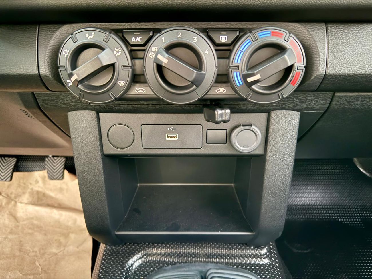 Mitsubishi L200 Mitsubishi L200 manul gear  4*4. Model. 2025. Black