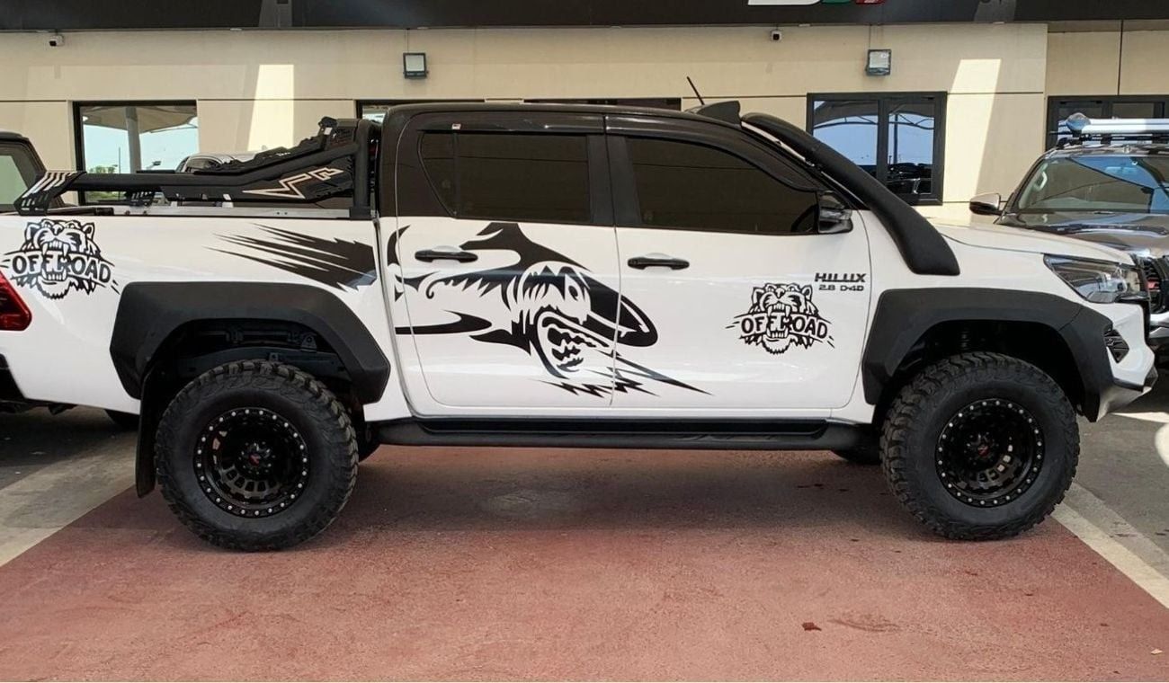 تويوتا هيلوكس SR5