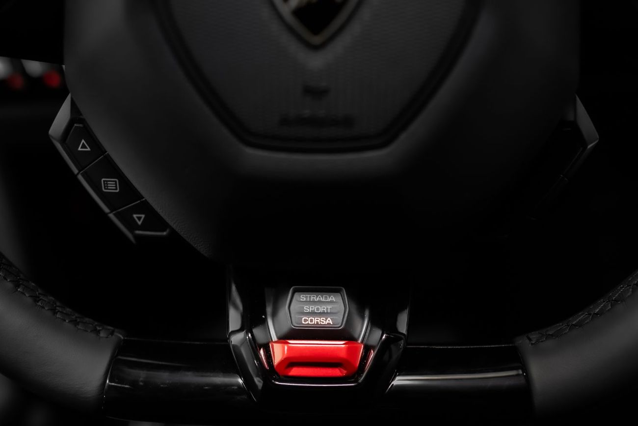 لامبورغيني هوراكان HURACAN EVO | DELIVERY MILEAGE | FRONT SUSPENSION LIFTER | BRANDING PACKAGE