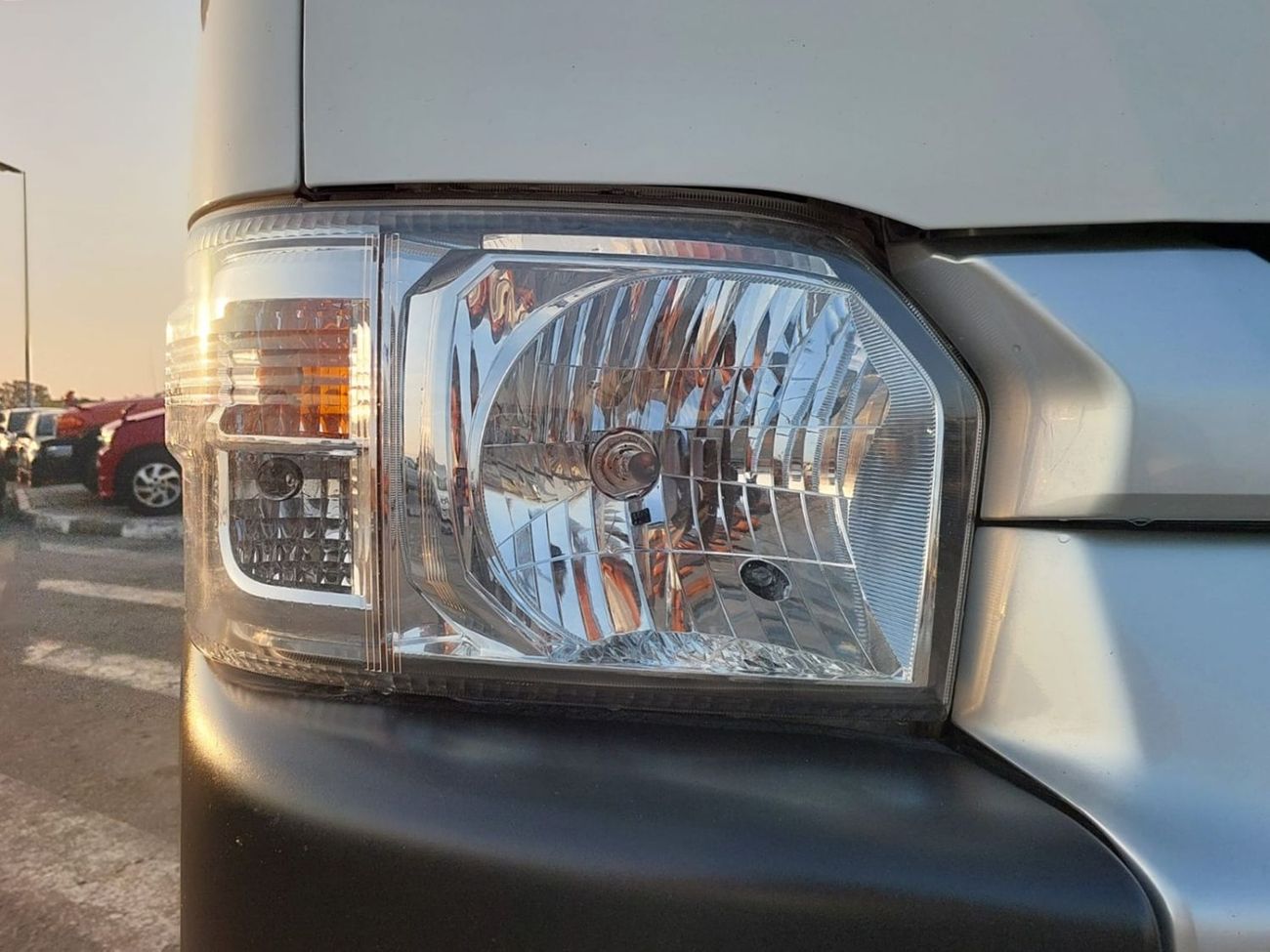 Toyota Hiace TOYOTA HIACE COMMUTER VAN RHD 2016 MODEL 3.0 L DIESEL MANUAL(PM18802)