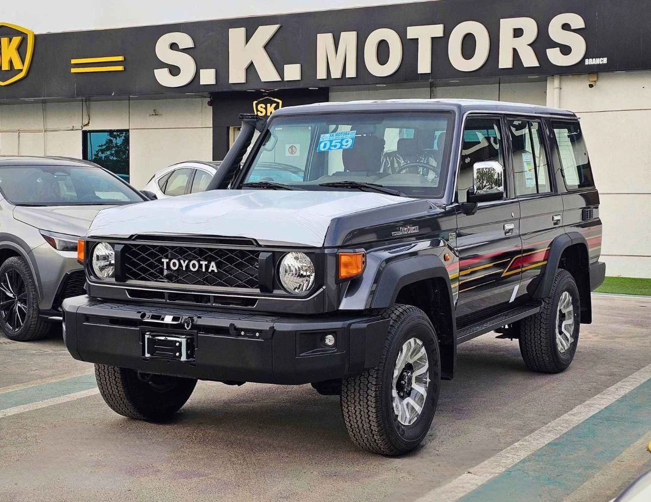 Toyota Land Cruiser 70 LX LC76 / 4.0L PETROL A/T / DIFFLOCK / WINCH, SNORKEL / REFRIGERATOR / OVER FENDER (CODE # 76PAF)