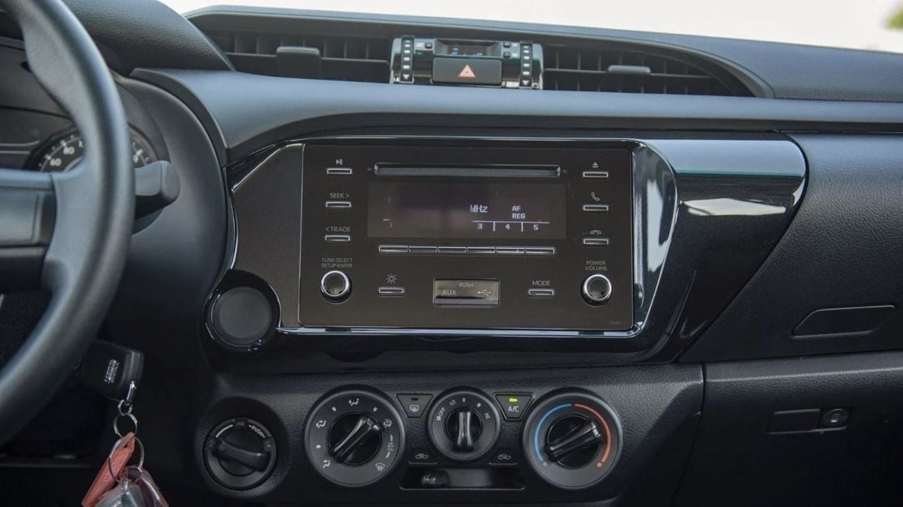 تويوتا هيلوكس GL HILUX 2.4L MED OPTION