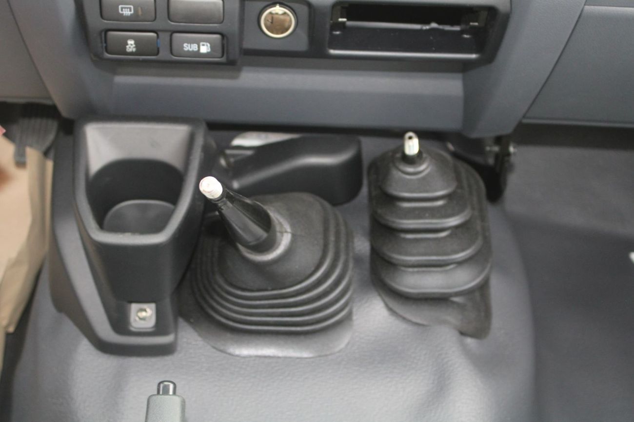 Toyota Land Cruiser 70 TOYOTA LANDCRUISER 78 4.5L V8 DIESEL 9 SEATER TROOP CARRIER MANUAL