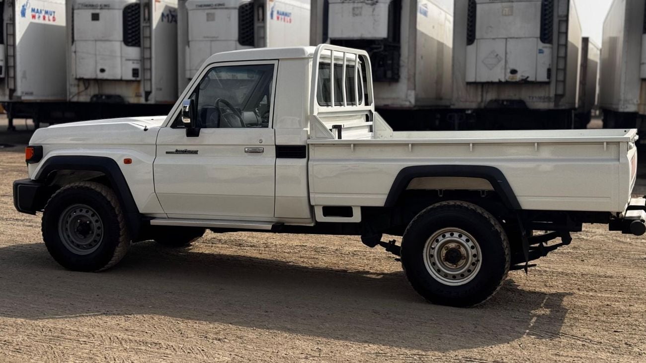 تويوتا لاند كروزر بيك آب Toyota landcruise pickup single cab 2018Model upgrade 2024 Model 4.2 1HZ v6 Engine Colour white Tran