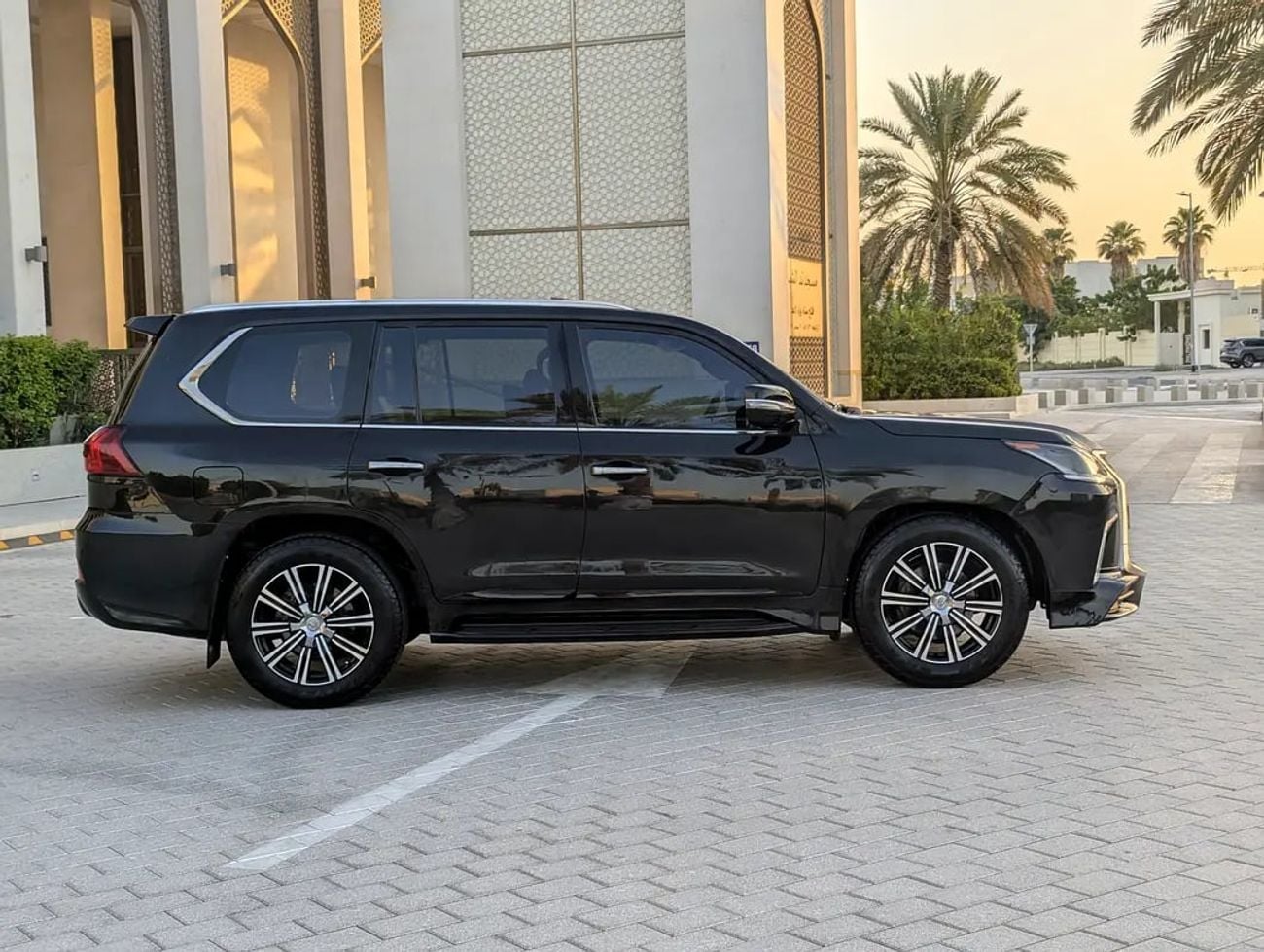 لكزس LX 570 LX 570 Base | GCC Specs | Pristine Condition