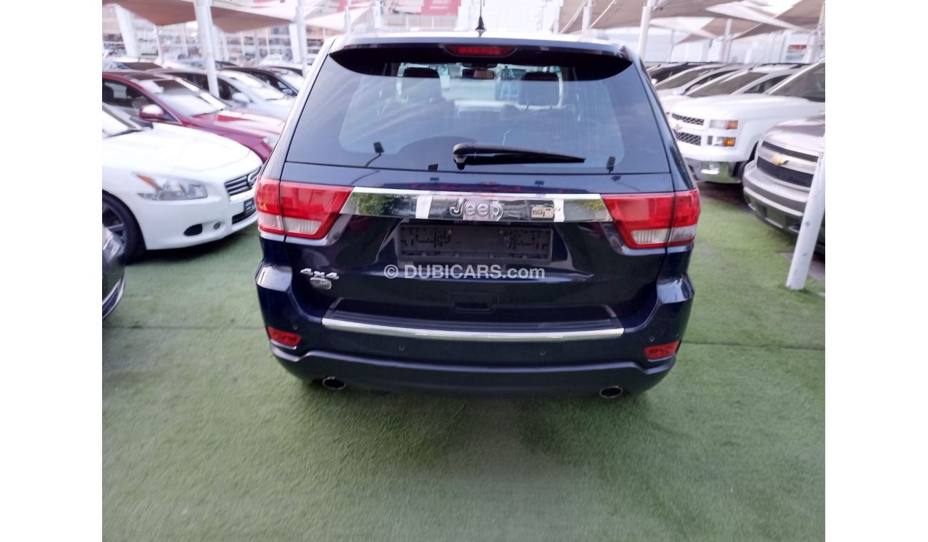 جيب جراند شيروكي موديل 2013 خليجى لون ازرق داخل زعفرانى فتحة جلد مثبت بحالة ممتازة لاتحتاج لأى مصاريف