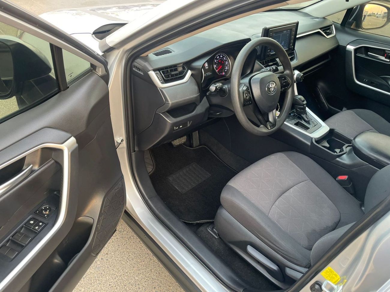 تويوتا راف ٤ 2019 Toyota Rav4 XLE 2.5L V4 - Push Start With Sunroof - MidOption