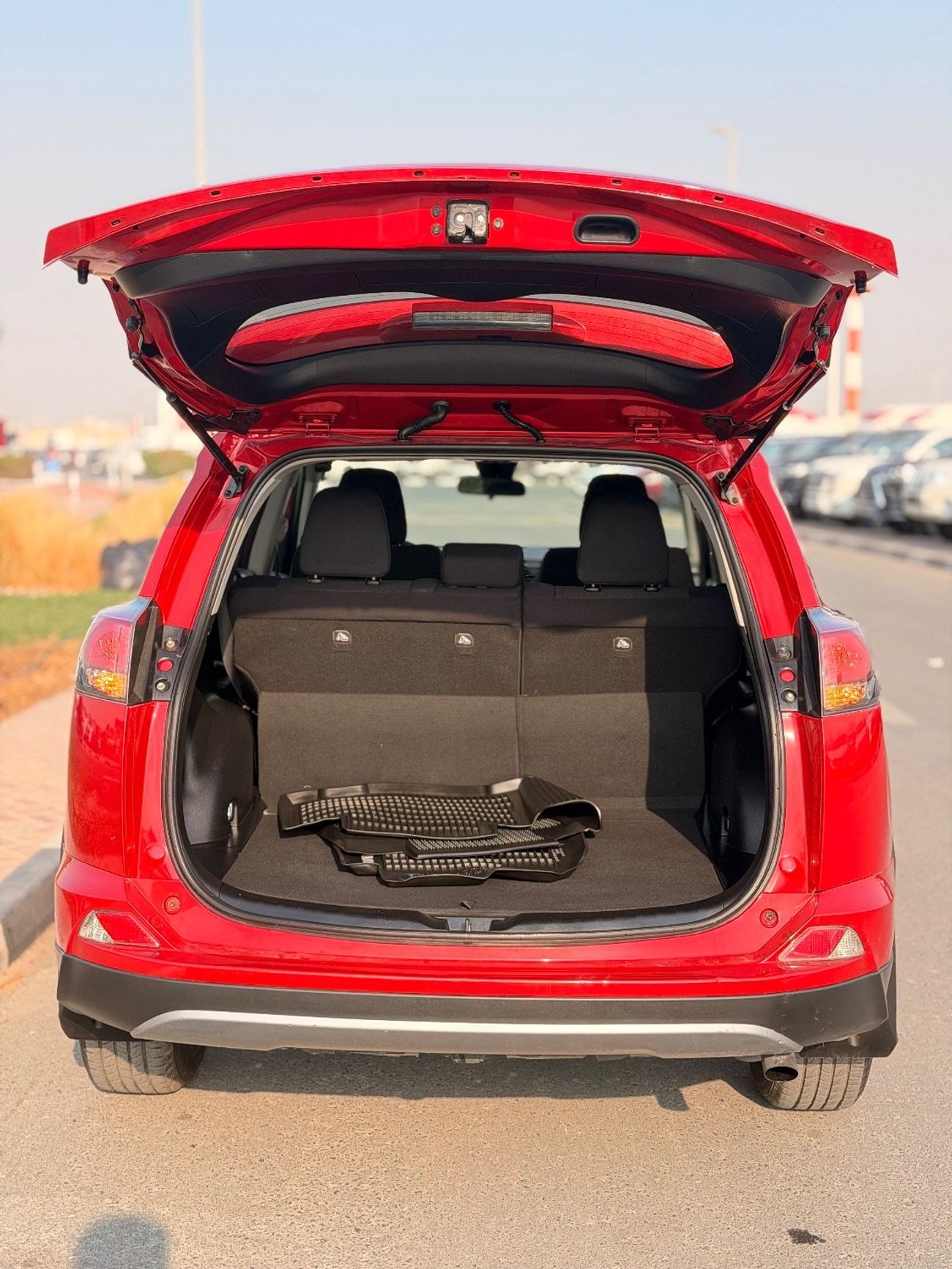 Toyota RAV4 XLE 2.5 L full option with sunroof, push start