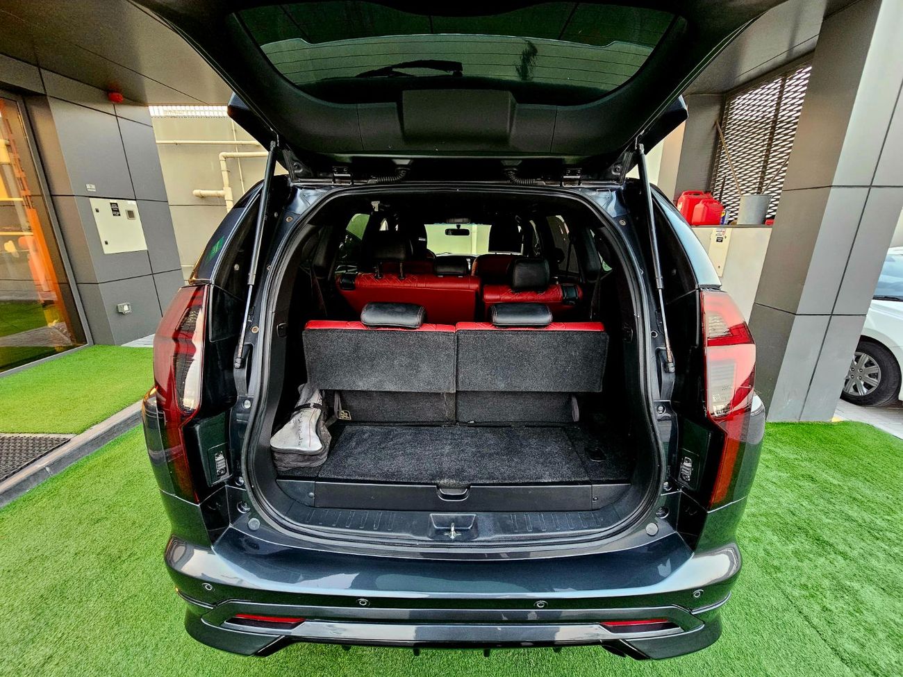 ميتسوبيشي مونتيرو سبورت SIGNATURE EDITION/ STAR LIGHTING/ RED INTERIOR/ LOW MILEAGE