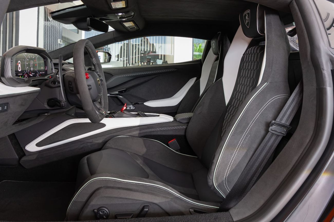 Lamborghini Revuelto 6.5L V12 Hybrid Lamborghini Revuelto 2024 Fully Carbon Fiber