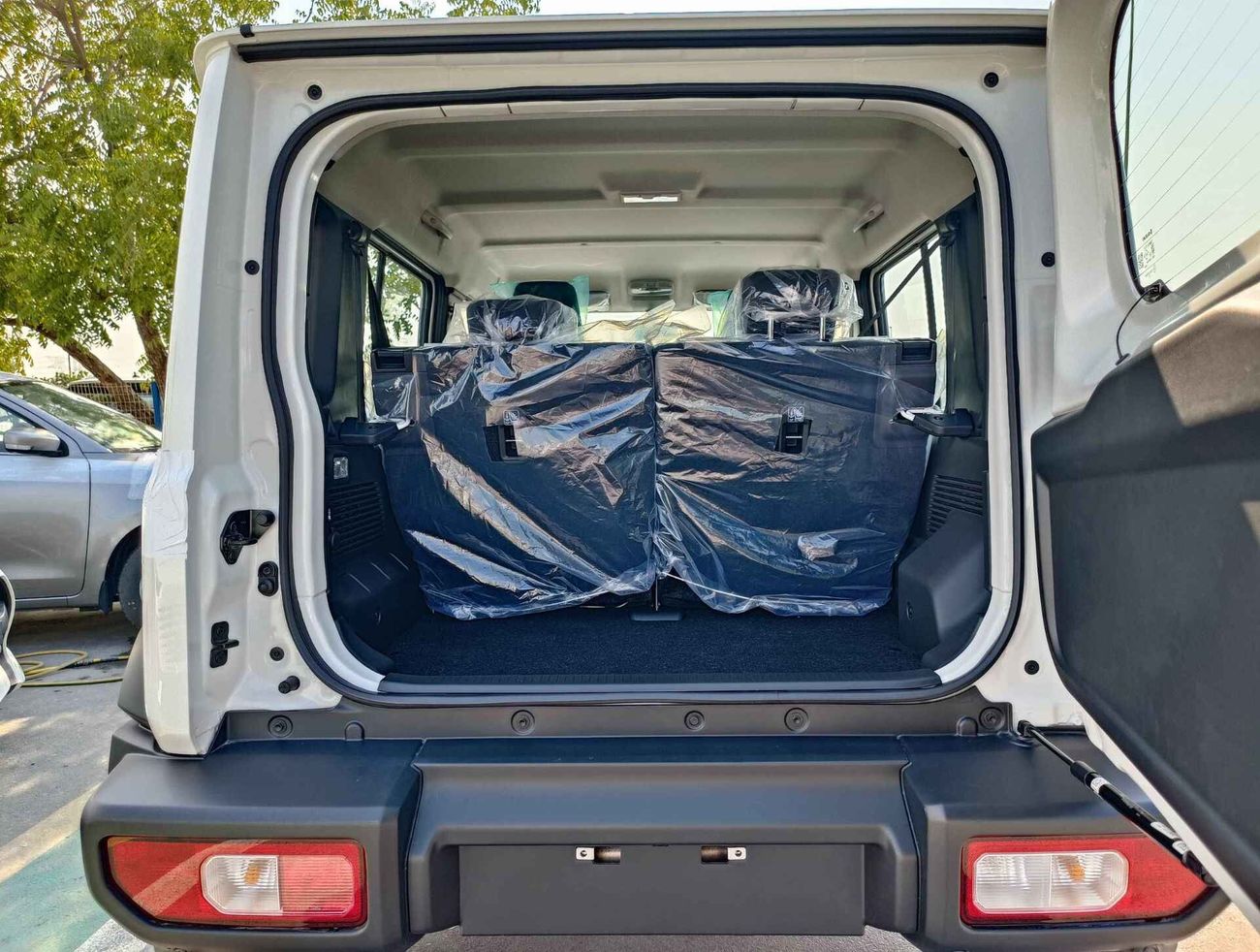 Suzuki Jimny GLX / ALL GRIP OF ROAD / 1.5L V4 / A/T /  9" DISPLAY / 4X4 (CODE # JY15GLX5D)