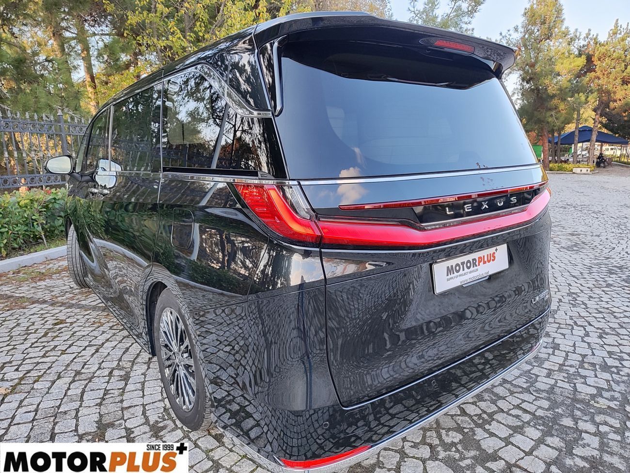 لكزس LM 350h Hybrid 4 Seater 2024