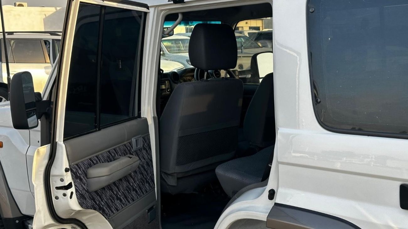 تويوتا لاند كروزر 70 Diesel 4.5 Liter Right Hand Drive 5 Doors Manual Gear Power Windows