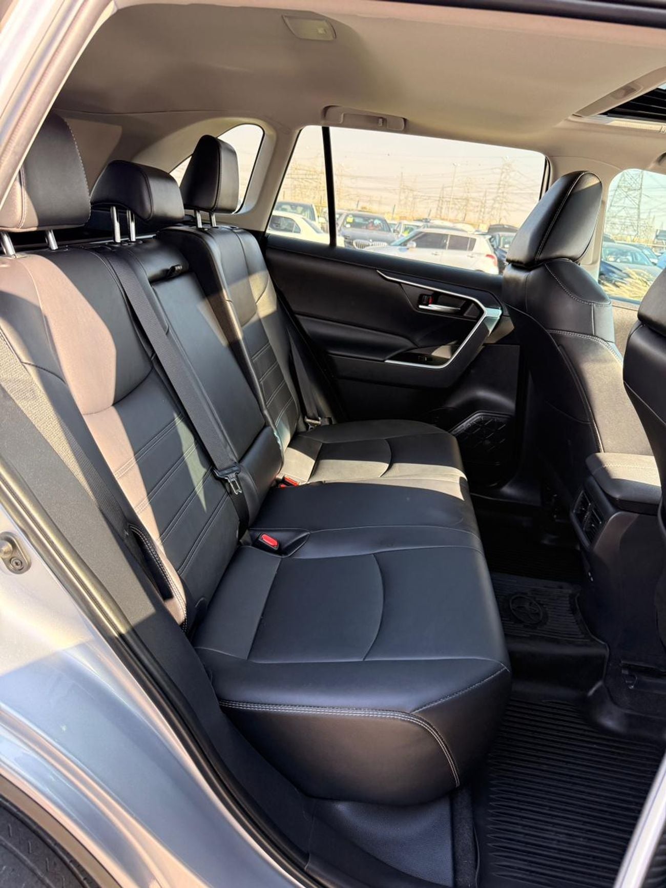 تويوتا راف ٤ XLE premium 2.5L Full option