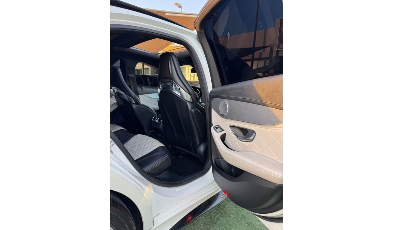 Mercedes-Benz C 63 AMG Std 4.0L Sedan