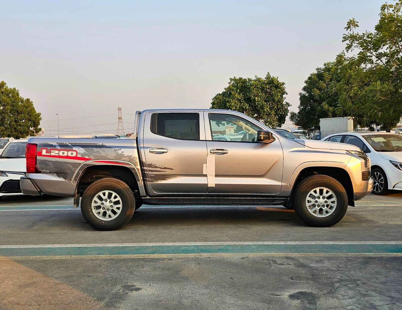 ميتسوبيشي L200 GLX / DOUBLE CABIN / 2.4L V4 PETROL / DVD CAMERA / ALLOY RIMS (CODE # GLXP)