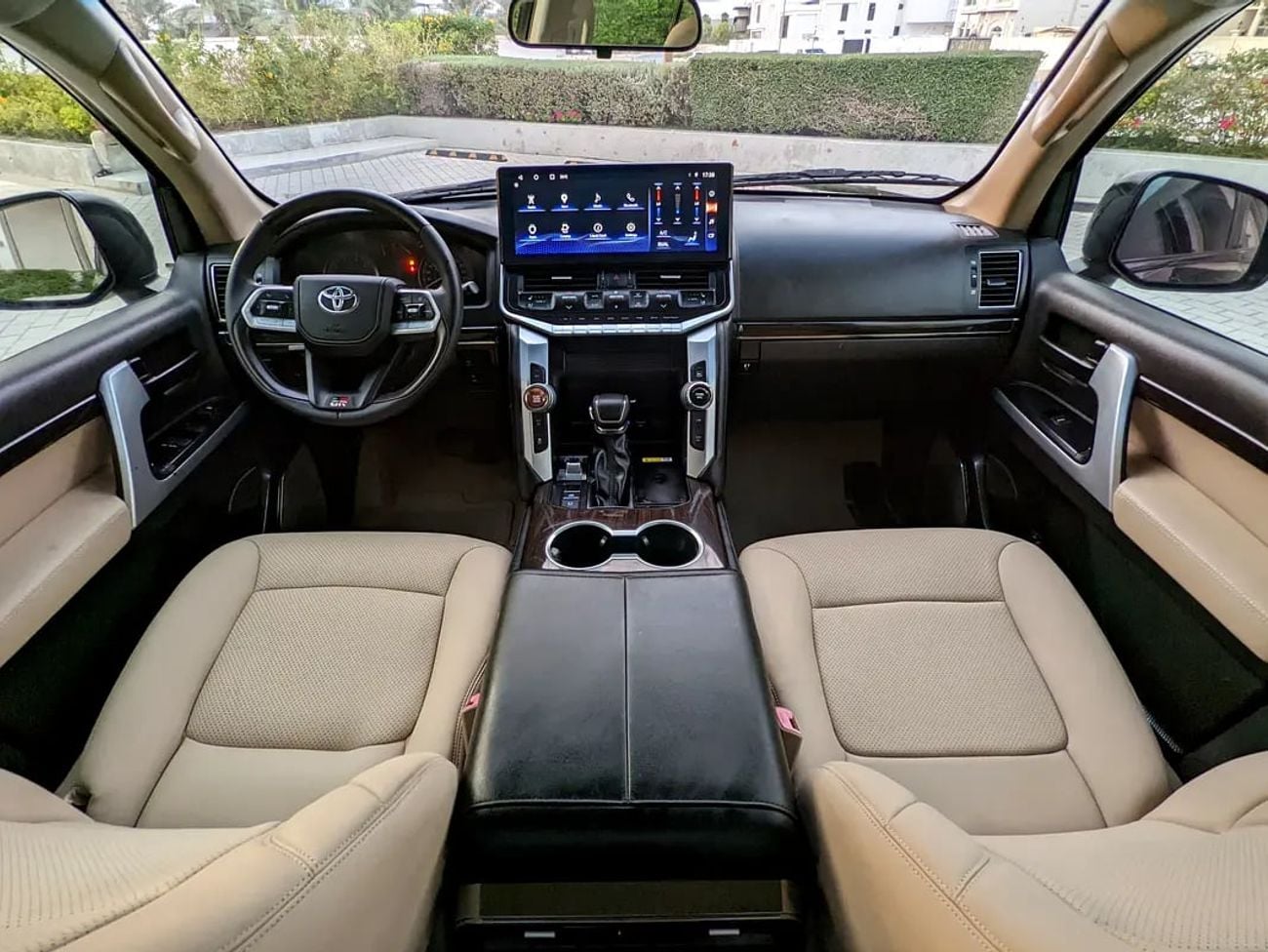 Toyota Land Cruiser GXR FACELIFTED WITH INTERIOR AND EXTERIOR GCC IN EXCELLENT CONDITION