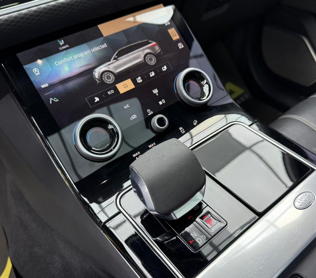 Land Rover Range Rover Velar P250 R-Dynamic 2.0L 2021 Range Rover Velar SE ,Agency Warranty ,Agency Full Service History ,Excelle