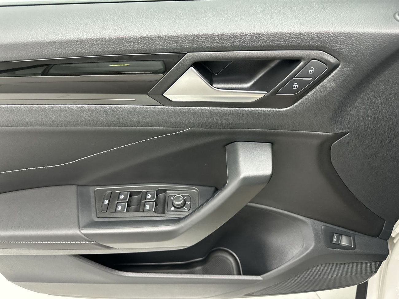 Volkswagen T ROC Style 1.4L Style without Sunroof w/ Black Style (Ref#34595) / 27,100 AED SAVINGS from New Car