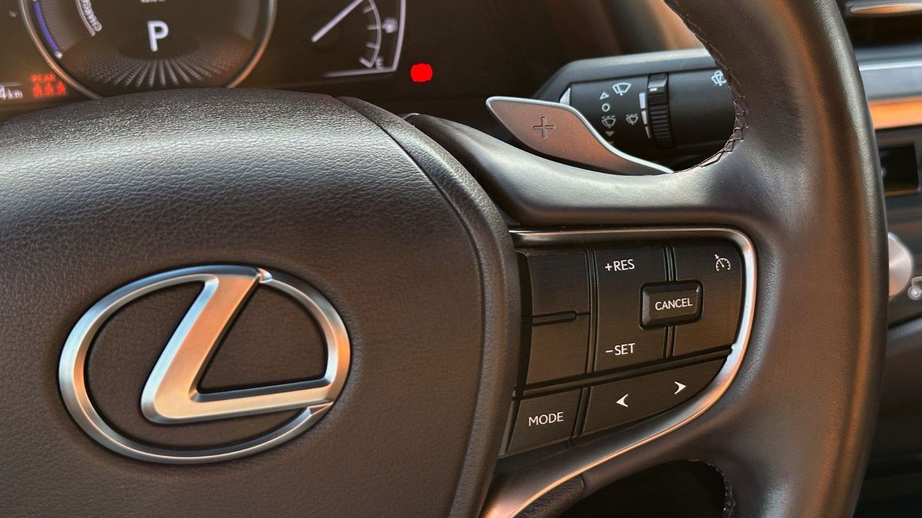 Lexus ES300h 2.5L Hybrid 4 Cylinders Full Service History 2021 GCC