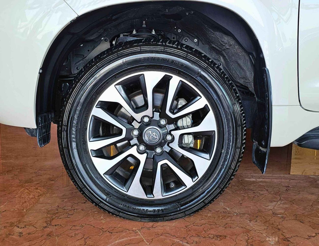 Toyota Prado GXR/ 4.0 V6 / SUNROOF / DVD / FULL OPTION / BACK TYRE / GCC / EXPORT ONLY / LOT#38740