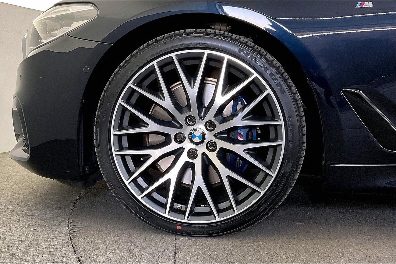 بي أم دبليو 530i Luxury + M Sport Package | شامل الضمان | 0 ﺪﻔﻋﺓ ﺃﻮﻟﻯ